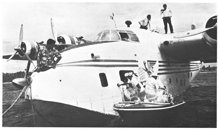 Les derniers passagers regagnent le Bermuda.